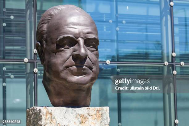 Helmut Kohl Statue vor dem Axel Springer Haus in Berlin