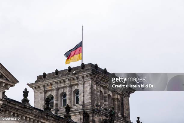 Trauerbeflaggung beim Bundestag in Berlin am Tag des Traueraktes von Helmut Kohl am 1.07.2017