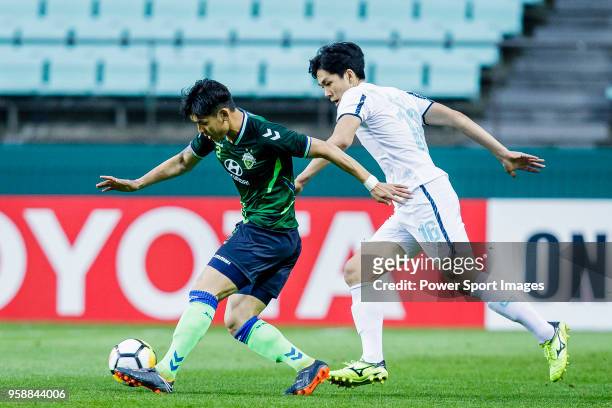 Lee Yong of Jeonbuk Hyundai Motors FC fights for the ball with Yoo Jun-Su of Buriram United during the AFC Champions League 2018 Group F match...
