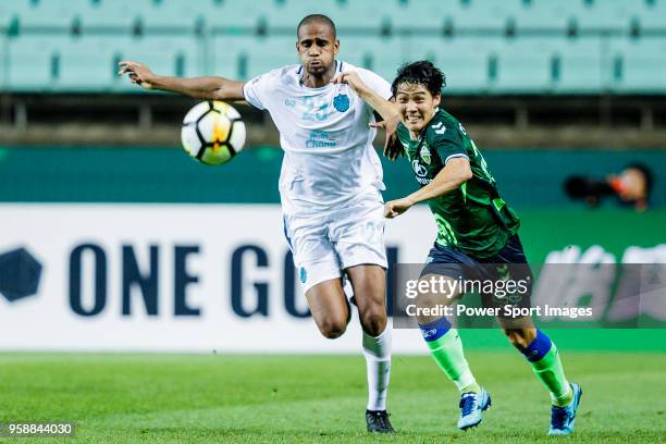 Choi Chul-Soon of Jeonbuk Hyundai Motors FC fights for the ball with Edgar Bruno da Silva of Buriram United during the AFC Champions League 2018...