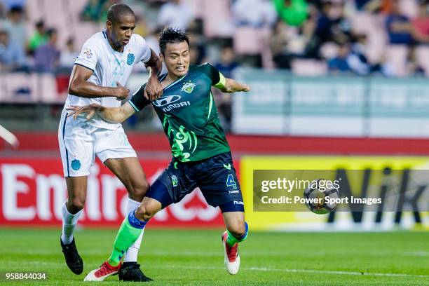 Shin Hyung-Min of Jeonbuk Hyundai Motors FC fights for the ball with Edgar Bruno da Silva of Buriram United during the AFC Champions League 2018...