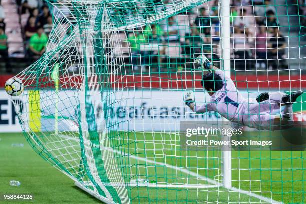 Goalkeeper Sivarak Tedsungnoen of Buriram United reaches for the ball after an attempt at goal by Jeonbuk Hyundai Motors FC during the AFC Champions...