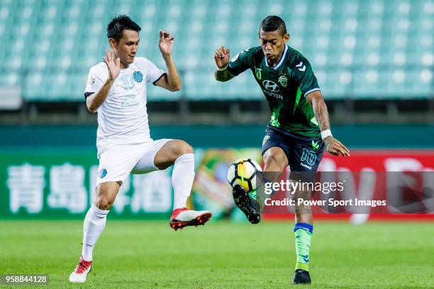 Ricardo Lopes of Jeonbuk Hyundai Motors FC fights for the ball with Jakkaphan Kaewprom of Buriram United during the AFC Champions League 2018 Group F...