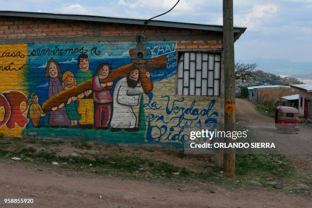 Picture taken in the poor neighbourhood of Nueva Capital, on the outskirts of Tegucigalpa, on May 13, 2018. - Missionaries from the United States who...