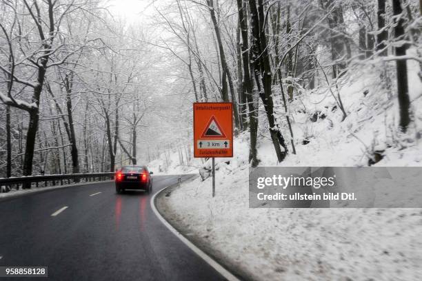 Thueringen, Ilmenau - Wagen auf einer winterlichen Landstrasse