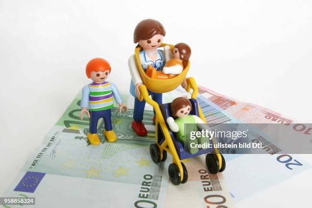 Symbol Familie, Alleinerziehende, Playmobil Figuren auf 180 Euro Geldscheinen, Mutter alleinerziehend mit drei Kindern