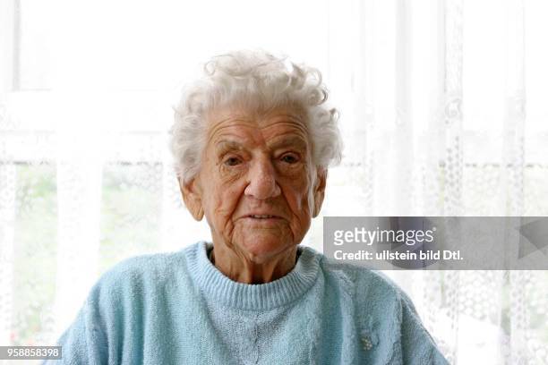 Alter, Senioren, Portraet einer Rentnerin