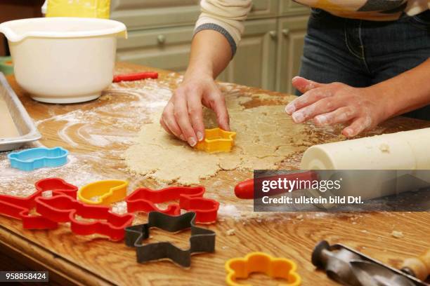 Backen, Kekse backen, Plaetzchen backen, Weihnachtsplaetzchen, Weihnachtsgebaeck. Teig ausstechen