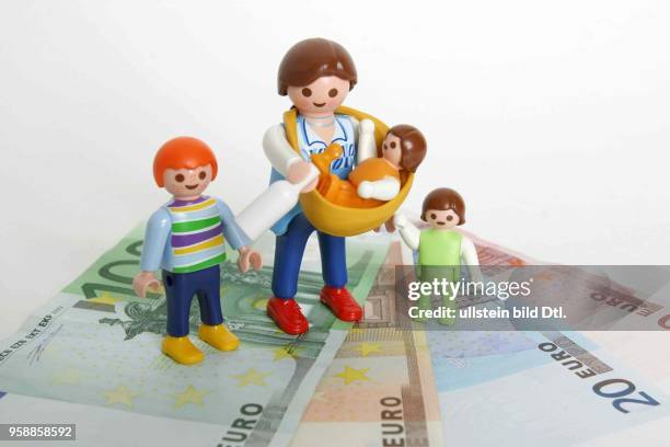 Symbol Familie, Alleinerziehende, Kindergeld, Playmobil Figuren auf 180 Euro Geldscheinen, Mutter alleinerziehend mit drei Kindern