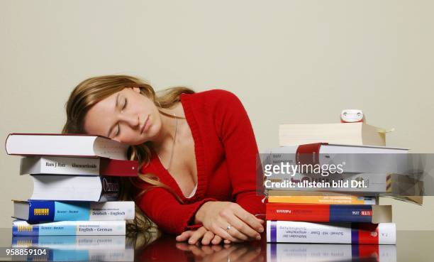 Eine gestresste Studentin ist beim Lernen eingeschlafen -