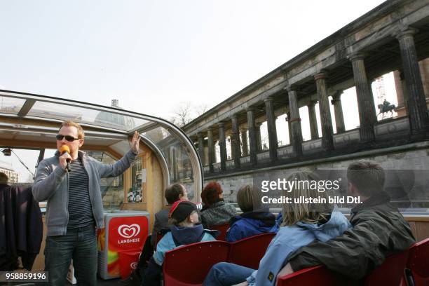 Deutschland, Berlin - Touristen auf einem Ausflugsboot mit Stadtfuehrer auf der Spree im Museumsviertel