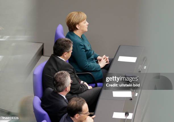 De Maiziere, BM Gabriel, Bundeskanzlerin Angela Merkel, Deutschland, Berlin, Deutscher Bundestag, Plenarsaal, Vereidigung des neuen Bundespräsidenten...