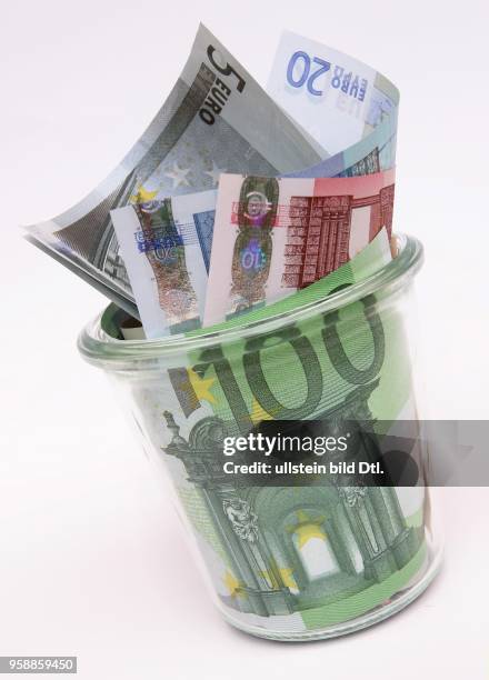 Finanzen, Einkommen, Rente, Haushaltseinkommen, Rücklagen, Geldscheine in einem Glas