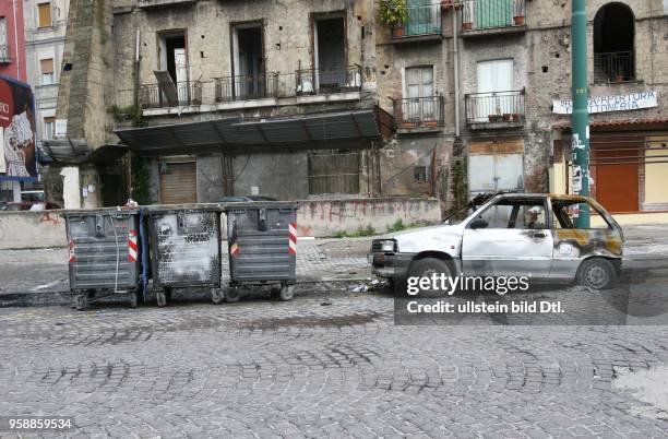 Italy - Neapel Napoli Naples: burnt waste container and car