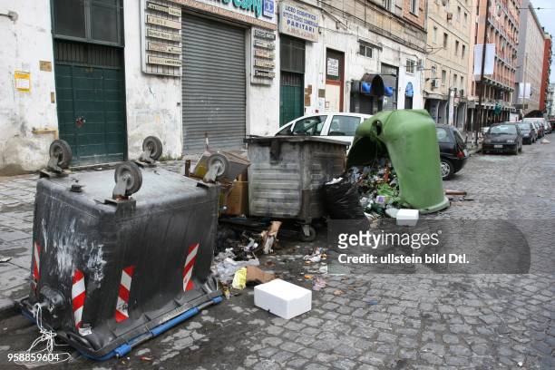 Italy - Neapel Napoli Naples: burnt waste container and glass container