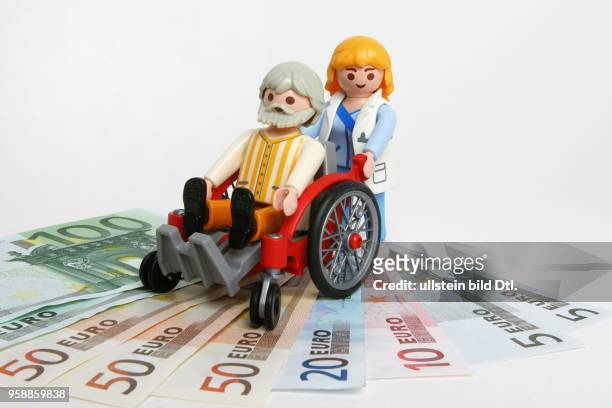 Symbolbild Gesundheitssystem, Gesundheitsreform, Invalidenrente, Gesundheitskosten, Pflegeversicherung, Altenpflege, Rollstuhl, Playmobilfiguren und...