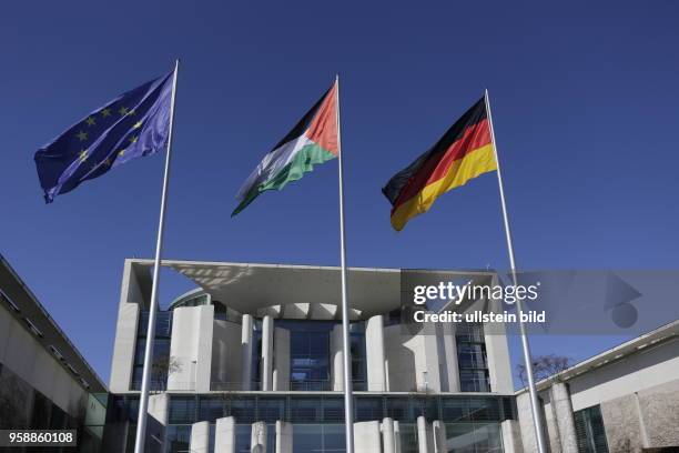 Bundeskanzleramt, Flaggen: Europa, Palästina, Deutschland, Berlin, Bundeskanzleramt, Besuch des palästinensischen Präsidenten Mahmoud Abbas....