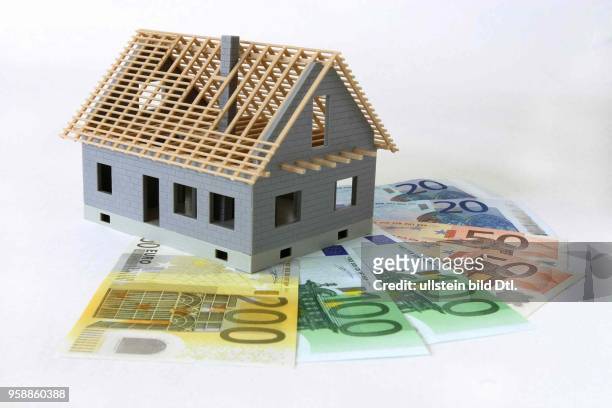 Deutschland, Immobilienfinanzierung, Eigenheimzulage, Baugeld, Baufinanzierung, Modellhaus Rohbau auf Euro Geldscheinen -