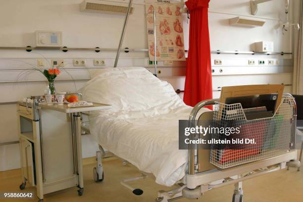 Hamburg - Leeres Krankenhausbett im Krankenhaus St. Georg