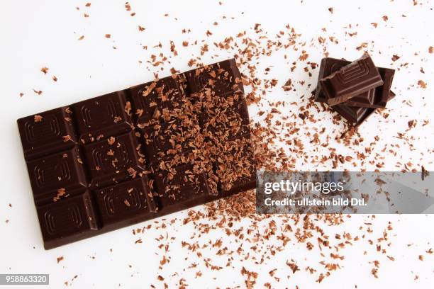 Bar of chocolate and rasped chocolate