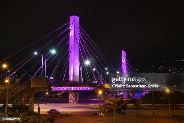 puente gilberto echeverri mejía in purple colour, night, long exposure, medellin, colombia - medellin colombie photos et images de collection