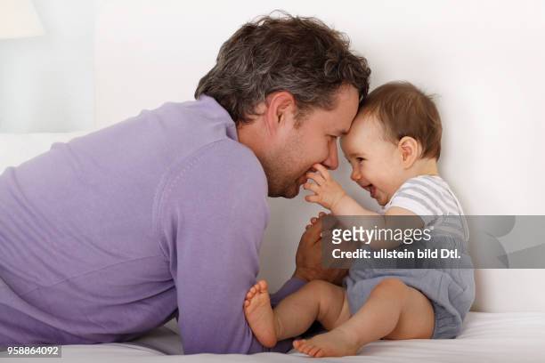 Ein Vater spielt mit seiner kleinen Tochter