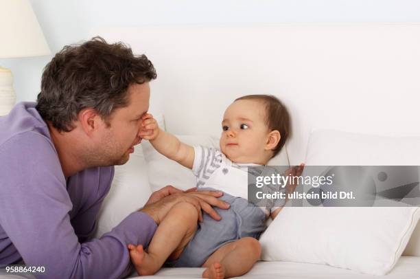 Ein Vater spielt mit seiner kleinen Tochter