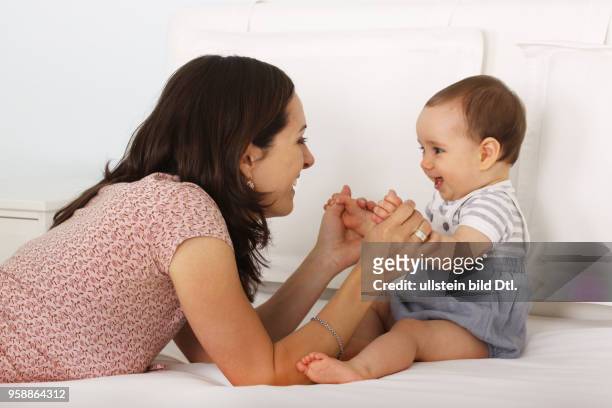 Eine Mutter spielt mit ihrer kleinen Tochter