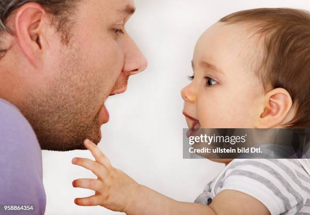 Ein Vater spielt mit seiner kleinen Tochter