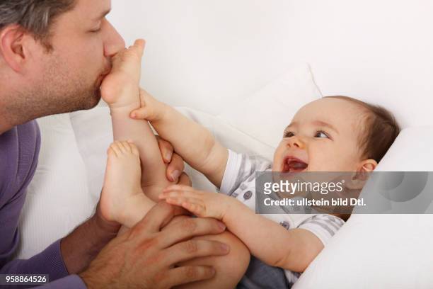 Ein Vater spielt mit seiner kleinen Tochter