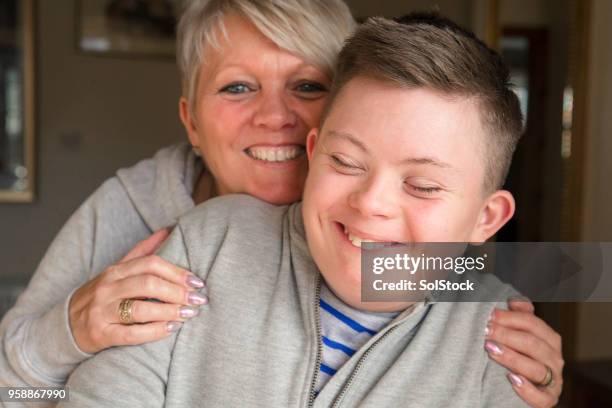 binding met zijn moeder - down syndrome care stockfoto's en -beelden