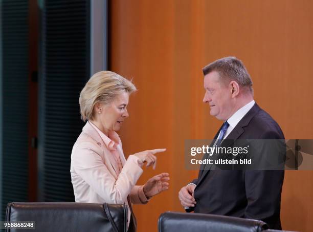 Ursula von der Leyen, Bundesministerin der Verteidigung, Hermann Gröhe, Bundesminister für Gesundheit, Deutschland, Berlin, Bundeskanzleramt,...