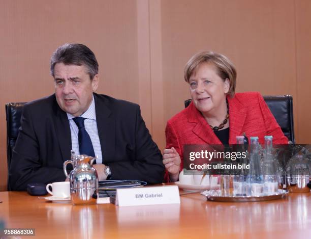 Sigmar Gabriel, Bundesminister des Auswärtigen, Angela Merkel, Bundeskanzlerin, Deutschland, Berlin, Bundeskanzleramt, Kabinettssitzung. Das...