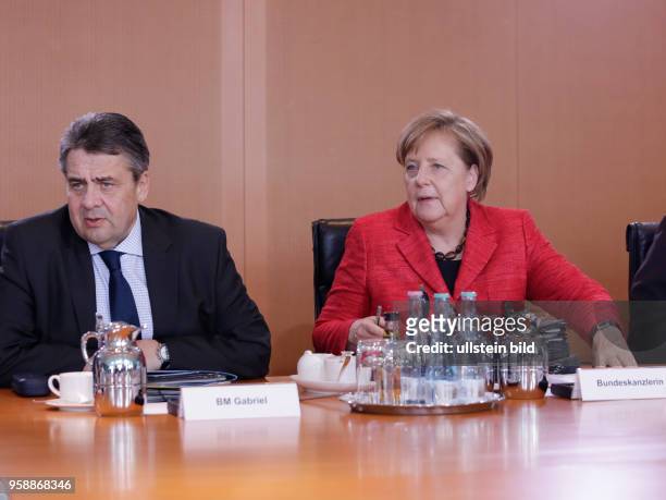 Sigmar Gabriel, Bundesminister des Auswärtigen, Angela Merkel, Bundeskanzlerin, Deutschland, Berlin, Bundeskanzleramt, Kabinettssitzung. Das...