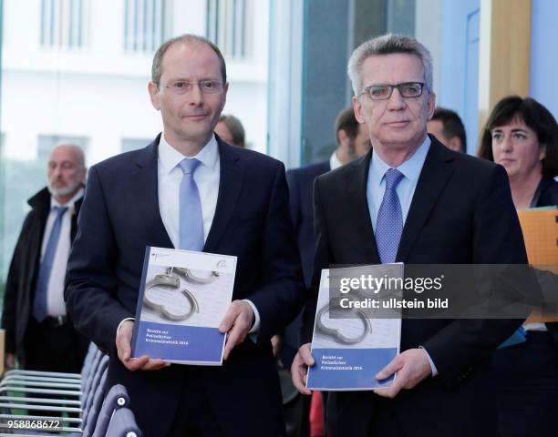 Staatsminister Markus Ulbig, Vorsitzender der Innenminsterkonferenz , Bundesminister des Innern Dr. Thomas de Maiziere, Deutschland, Berlin,...