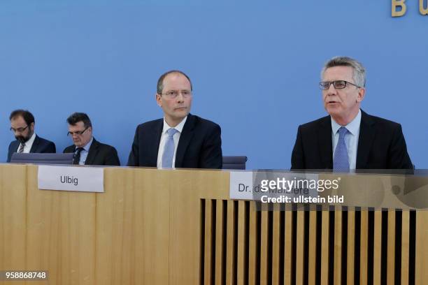Staatsminister Markus Ulbig, Vorsitzender der Innenminsterkonferenz , Bundesminister des Innern Dr. Thomas de Maiziere, Deutschland, Berlin,...