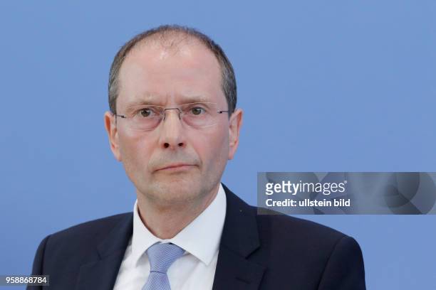 Staatsminister Markus Ulbig, Vorsitzender der Innenminsterkonferenz , Deutschland, Berlin, Bundespressekonferenz, Thema: Vorstellung der...