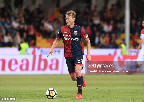 Oscar Hiljemark of Genoa CFC in action during the serie A match between Benevento Calcio and Genoa CFC at Stadio Ciro Vigorito on May 12, 2018 in...