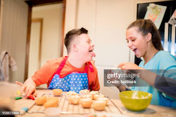 taarten bakken - syndroom van down stockfoto's en -beelden