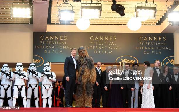 Finnish actor Joonas Suotamo who plays Chewbacca poses with Chewbacca as they arrive on May 15, 2018 with US actor Woody Harrelson, US director Ron...