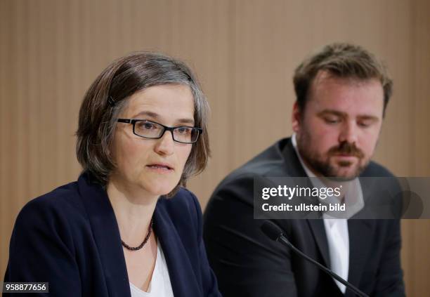 Imke Dierßen, politische Geschäftsführerin , Timo Lange, Campaigner, Deutschland, Berlin, Pressekonferenz: LobbyControl / Lobbyreport 2017 "Eine...