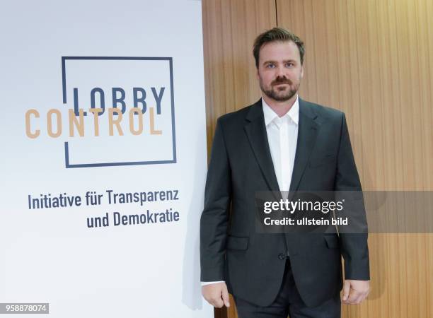 Timo Lange, Campaigner, Deutschland, Berlin, Pressekonferenz: LobbyControl / Lobbyreport 2017 "Eine lobbykritische Bilanz von vier Jahren Schwarz-Rot"