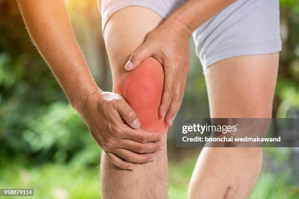 knee pain. sports running knee injury in male runner. - knee stock pictures, royalty-free photos & images