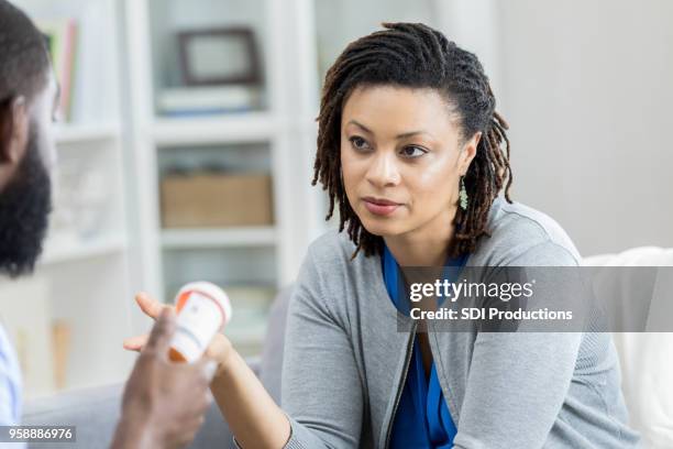 geestelijke gezondheid professional schrijft anti depressivum - antidepressants stockfoto's en -beelden