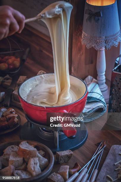 deliziosa fonduta di formaggio svizzero in una pentola servita con pane - melting pot foto e immagini stock