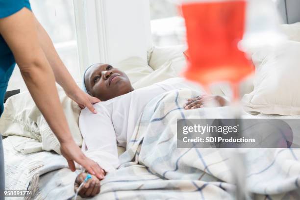 hospice verpleegkundige gecontroleerd op senior vrouwelijke patiënt - hospitium stockfoto's en -beelden