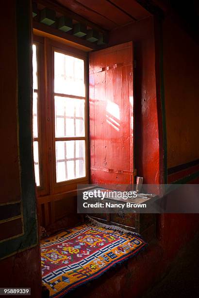 window in palkhor monastery in gyantse tibet china - gyantsé photos et images de collection