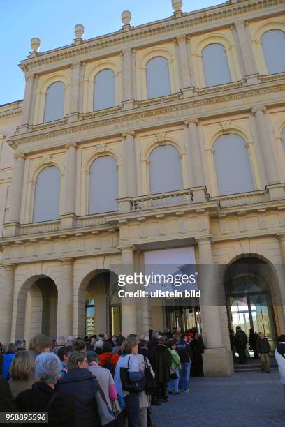 Das neue Museum Barberini auf dem Alten Markt. Blick auf Hauptportal mit Besucherandrang. Ab 01.04.17 oeffnet das Museum schon ab 10 Uhr.
