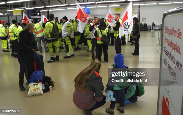 Warnstreik der Airport-Bodenverkehrsdienste Flughafen Tegel und Schoenefeld am von 05-11 Uhr. Hier ein Blick in TXL-Terminal C gegen 07Uhr30.