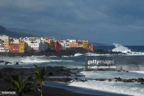 Blick auf Brandung am Strand bei Punta Brava in Puerto de la Cruze.